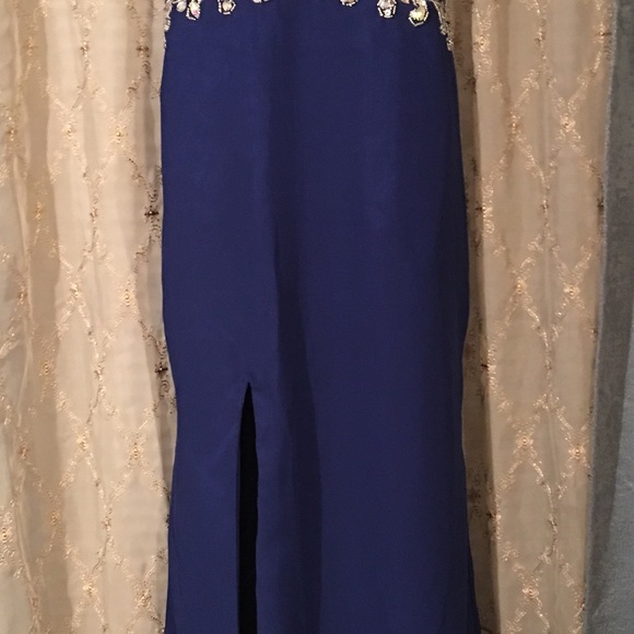 Stunning, sleek and sophisticated prom dress! - Picture 5 of 6